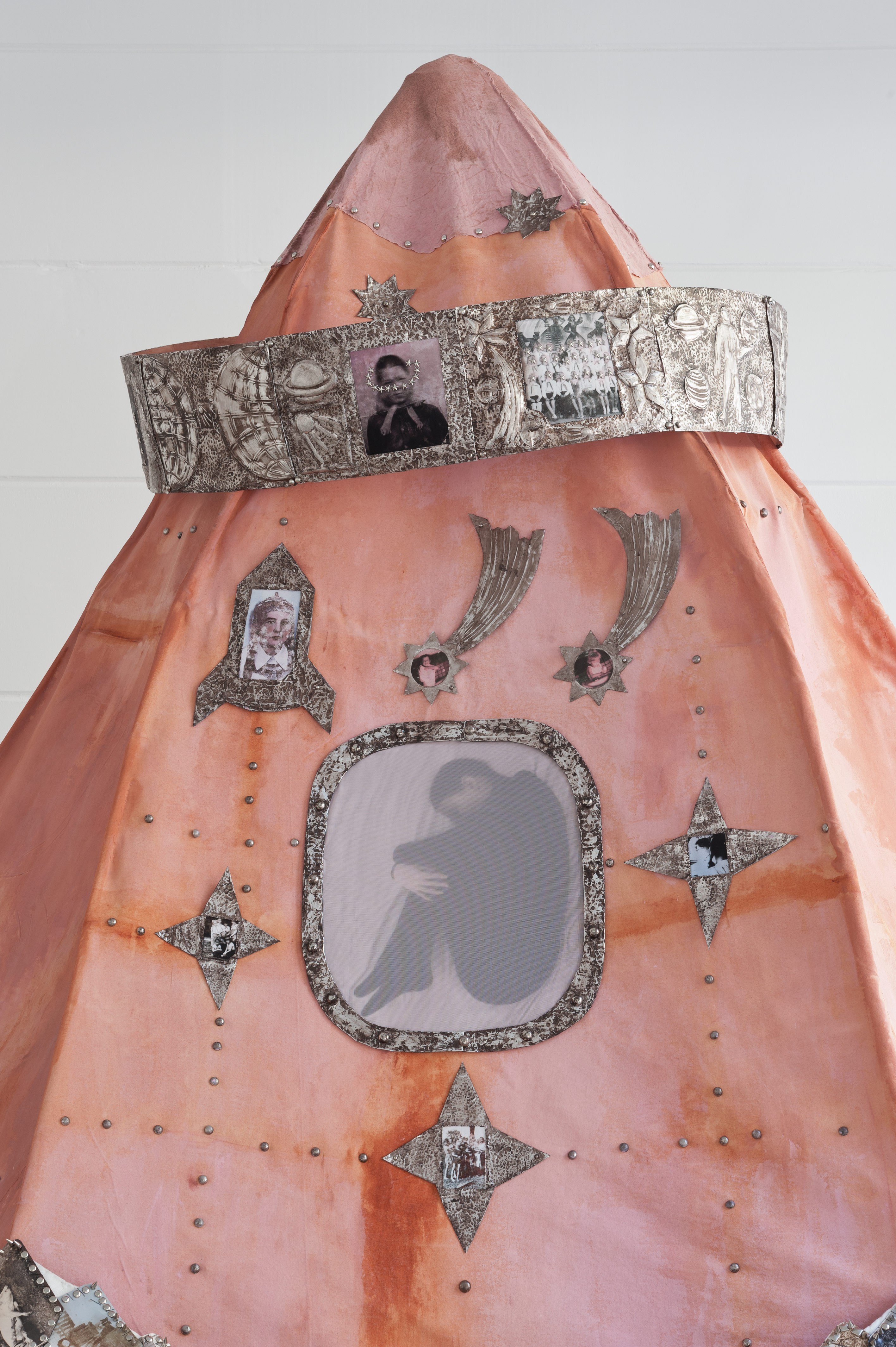 Polina Osipova, A device for flying to the ancestral stars (detail), exhibition view Cosmologies at Play at Neun Kelche, Berlin 2026, Copyright Dorothea Dittrich, VG Bildkunst 2026.