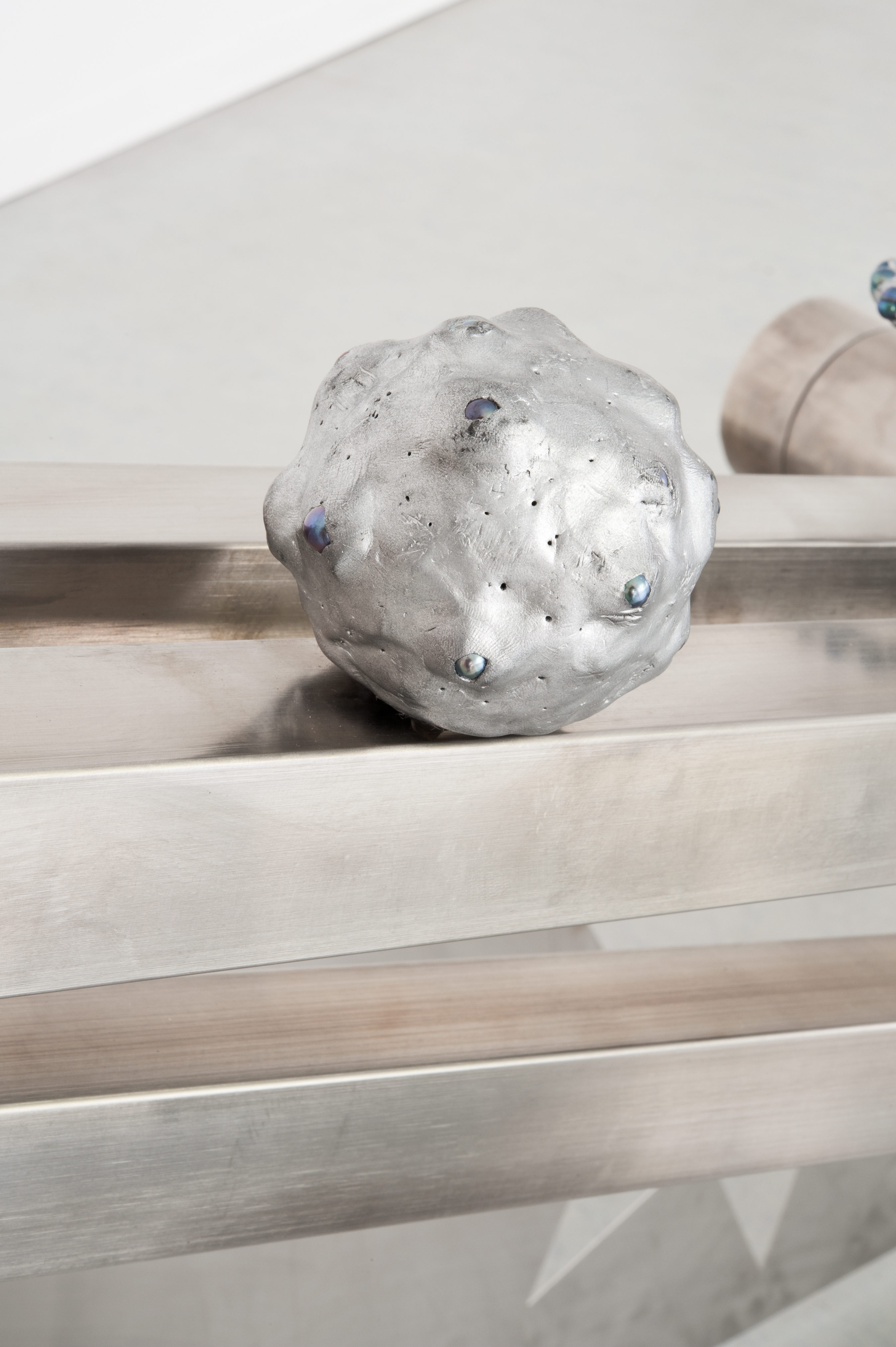 Polina Osipova, Universe Model Machine (detail), exhibition view Cosmologies at Play at Neun Kelche, Berlin 2026, Copyright Dorothea Dittrich, VG Bildkunst 2026.