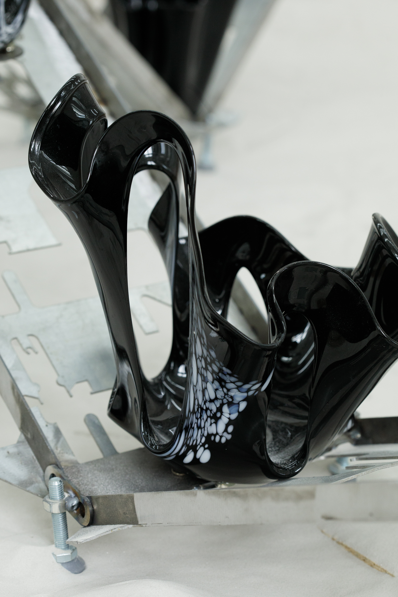 Magdalena Lazar, “What Happens on Earth Stays on Earth”, 2026, metal, glass, approx. 220 x 300 x 300 cm, detail, photo: bliss gallery