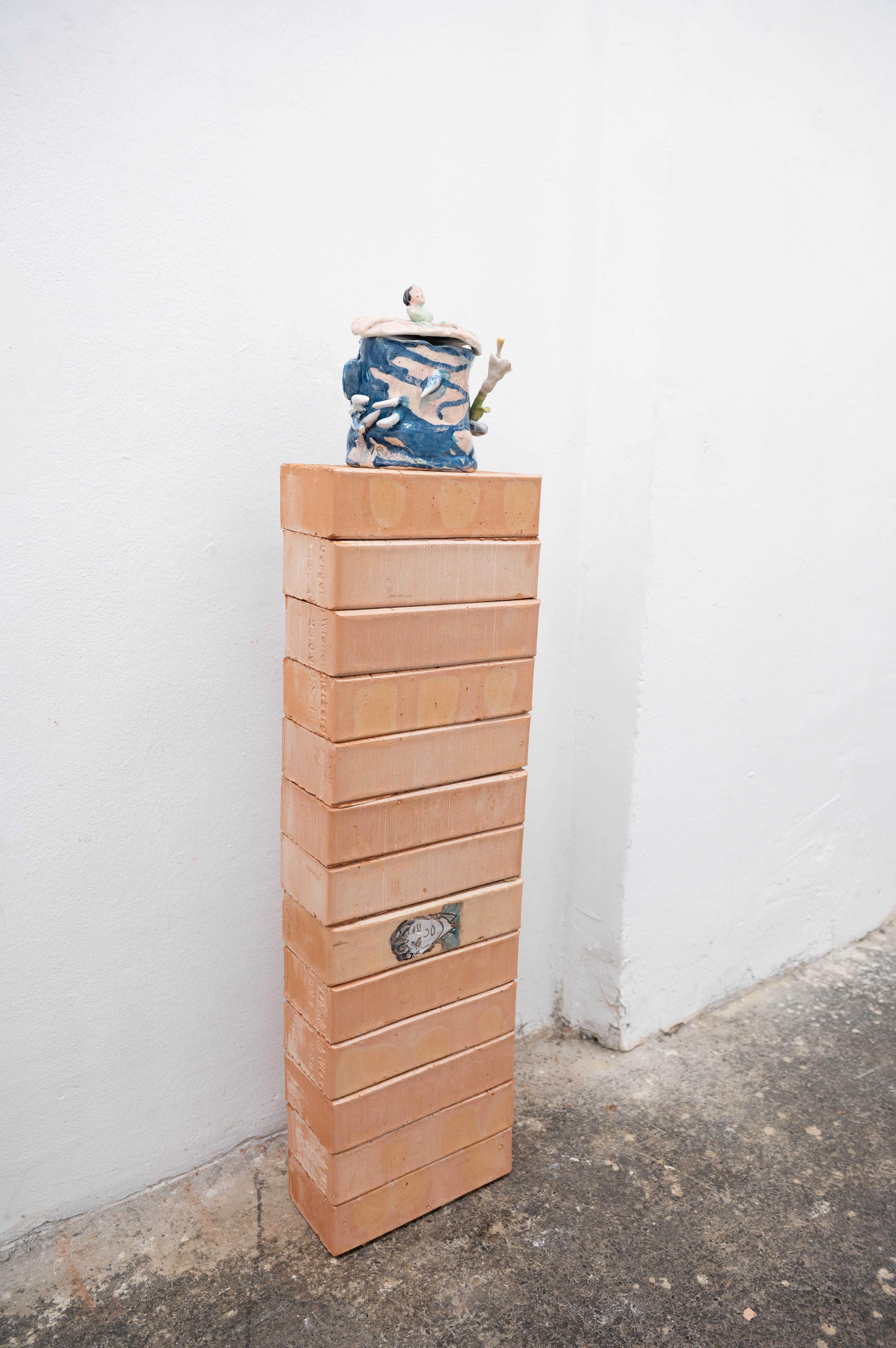 Ausstellungsansicht Himmelblau, glasierte Ziegel, Keramik