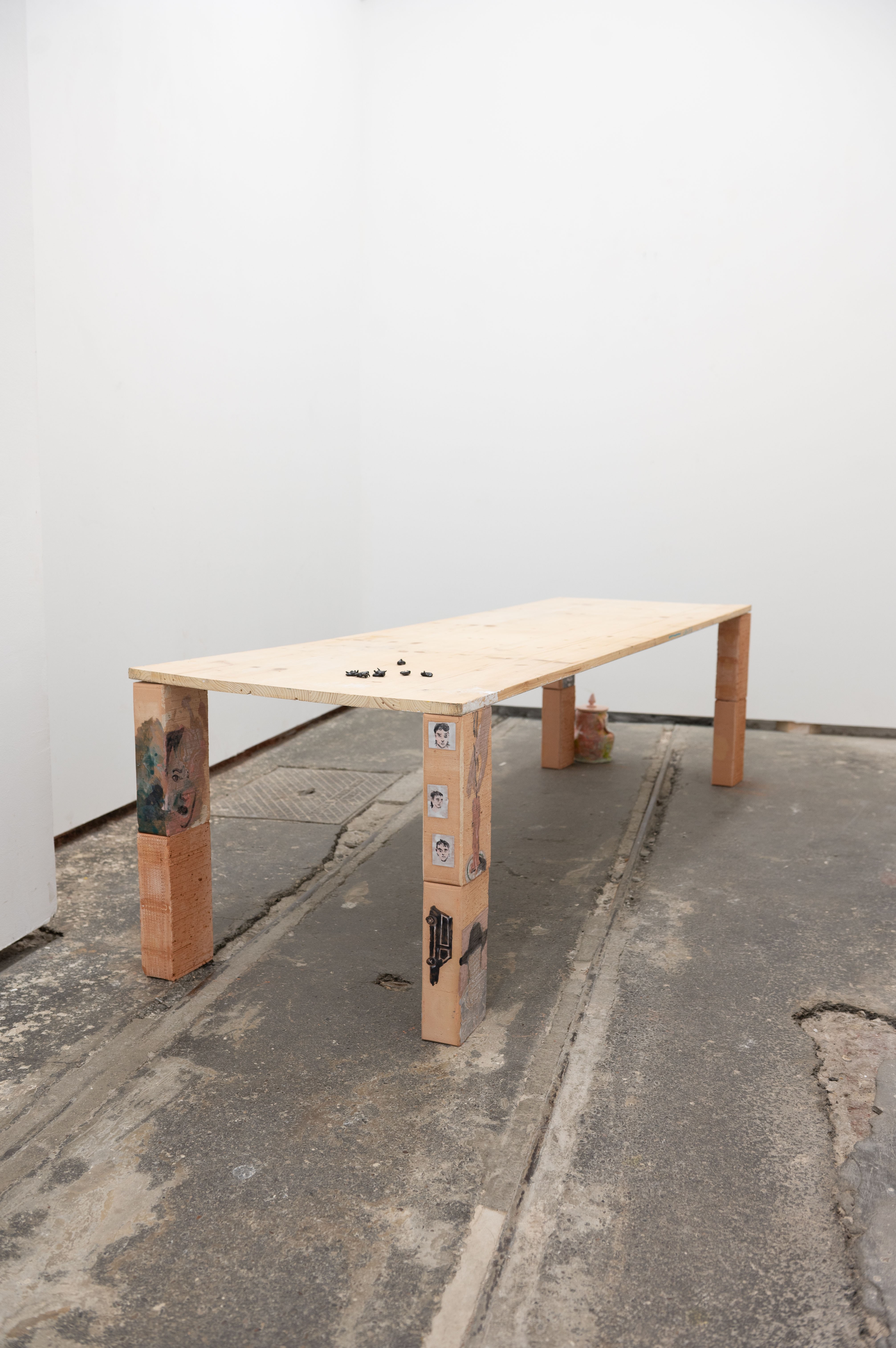 Tisch, Holz, glasierte Ziegel, Keramik-Fliegen 
