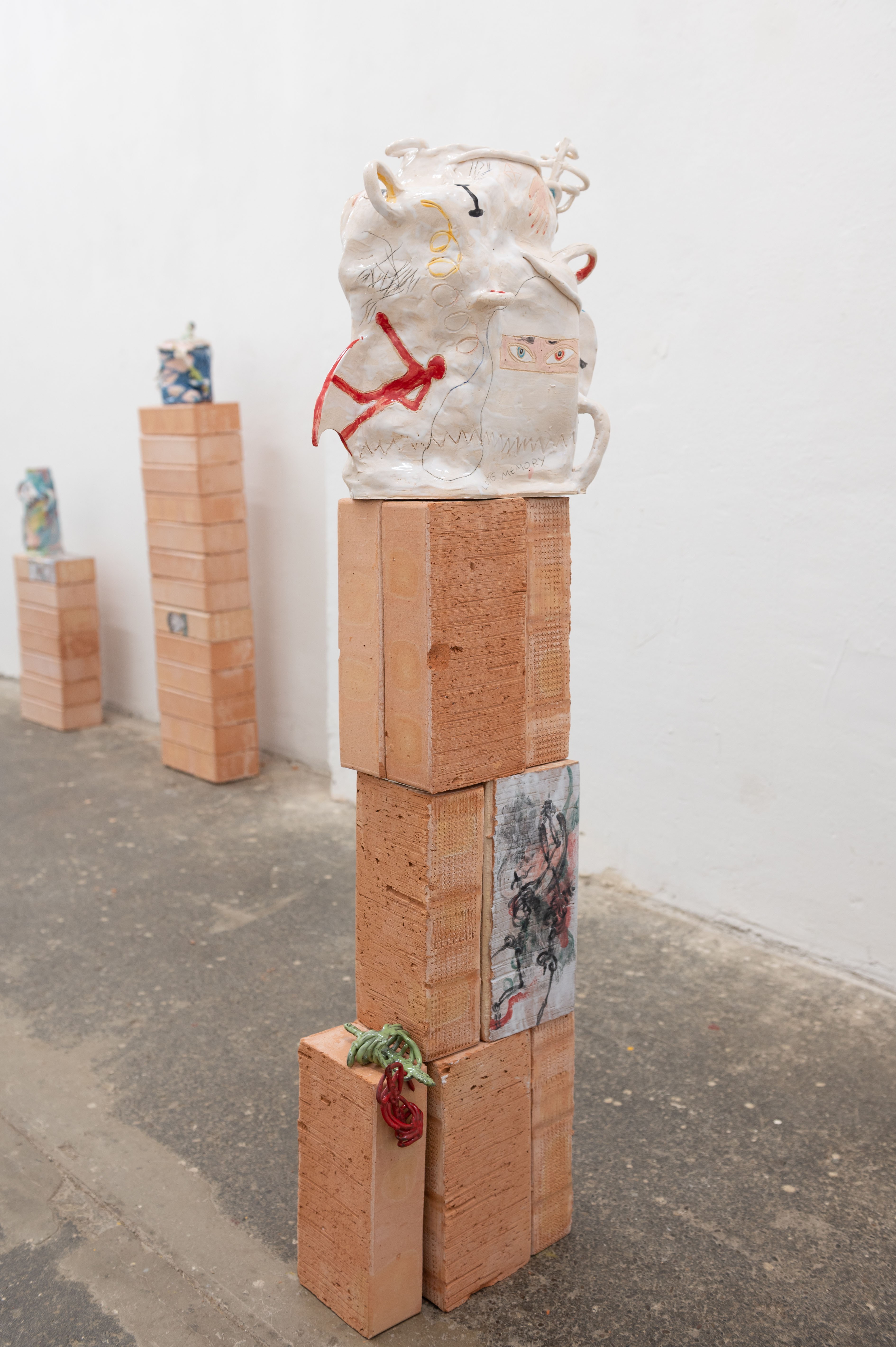 Ausstellungsansicht Himmelblau, glasierte Ziegel, Keramik