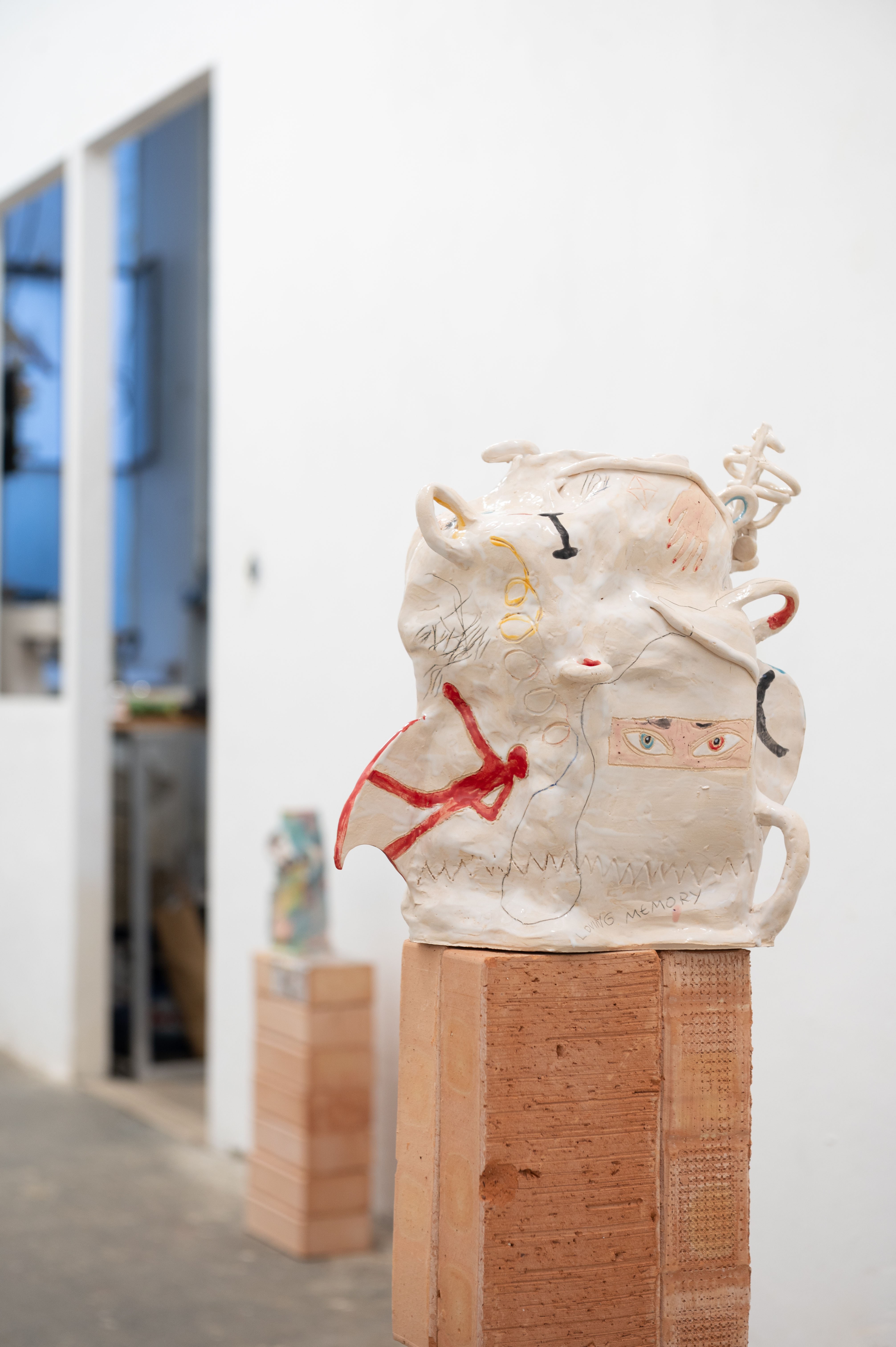 Ausstellungsansicht Himmelblau, glasierte Ziegel, Keramik