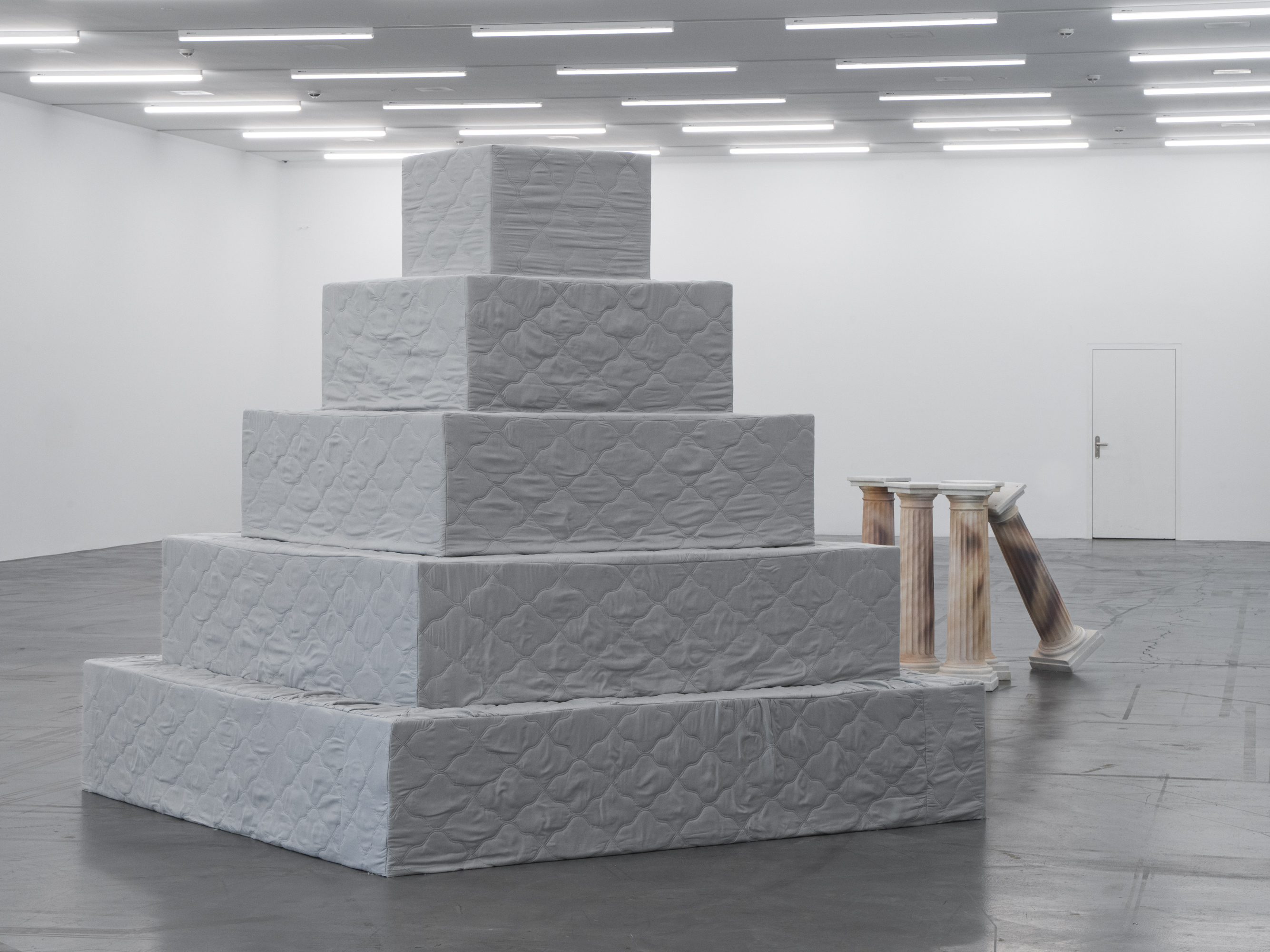 Exhibition view Sammlung &: Sylvie Fleury Shamiran Istifan, She-Devils on Wheels Angels on Heels, Migros Museum für Gegenwartskunst, 2026. Shamiran Istifan, Dollhouse, 2026, © Shamiran Istifan. Photo: Studio Stucky.