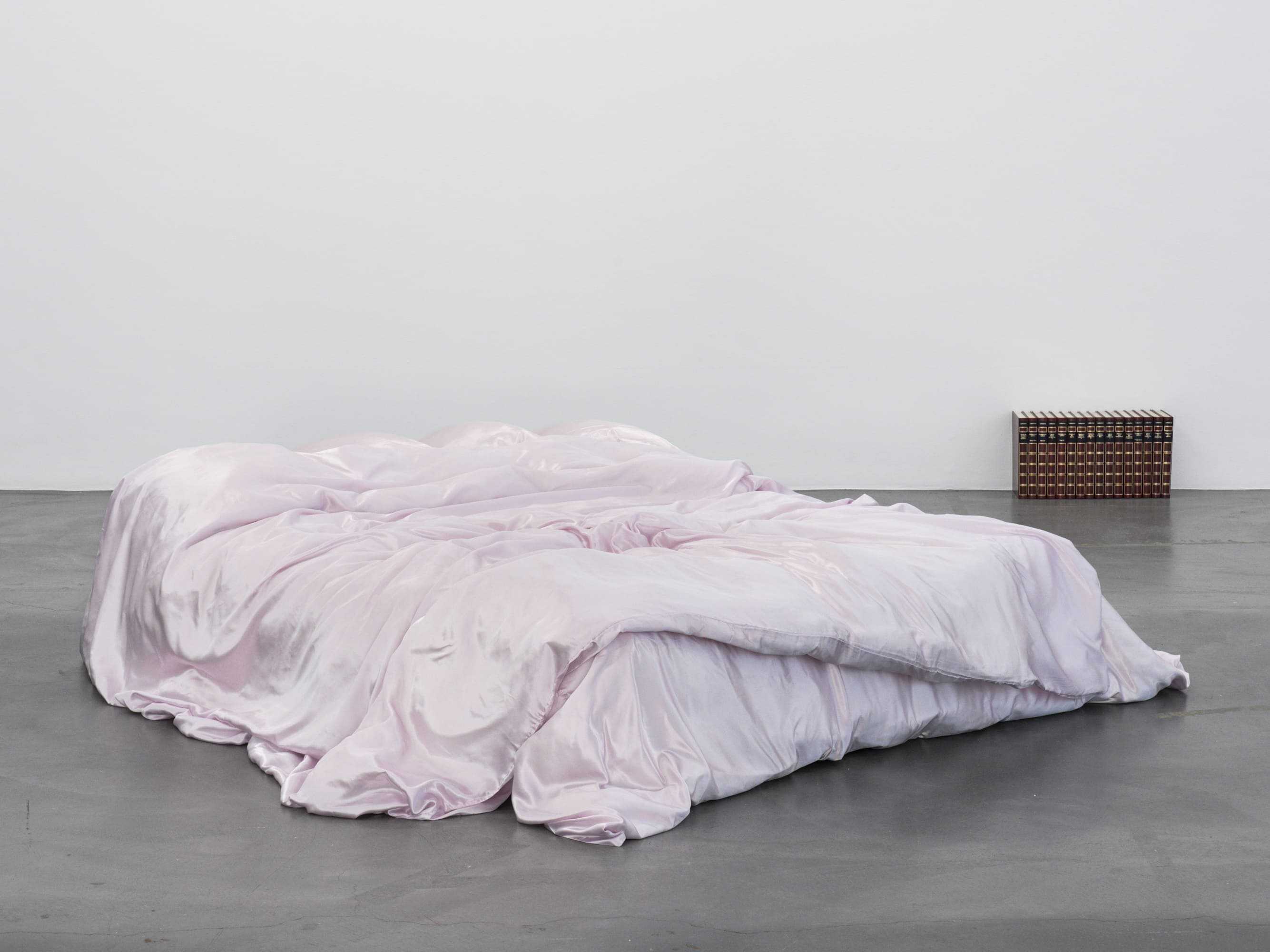 Exhibition view Sammlung &: Sylvie Fleury Shamiran Istifan, She-Devils on Wheels Angels on Heels, Migros Museum für Gegenwartskunst, 2026. Shamiran Istifan, The Burning Bed, 2026, © Shamiran Istifan. Photo: Studio Stucky.